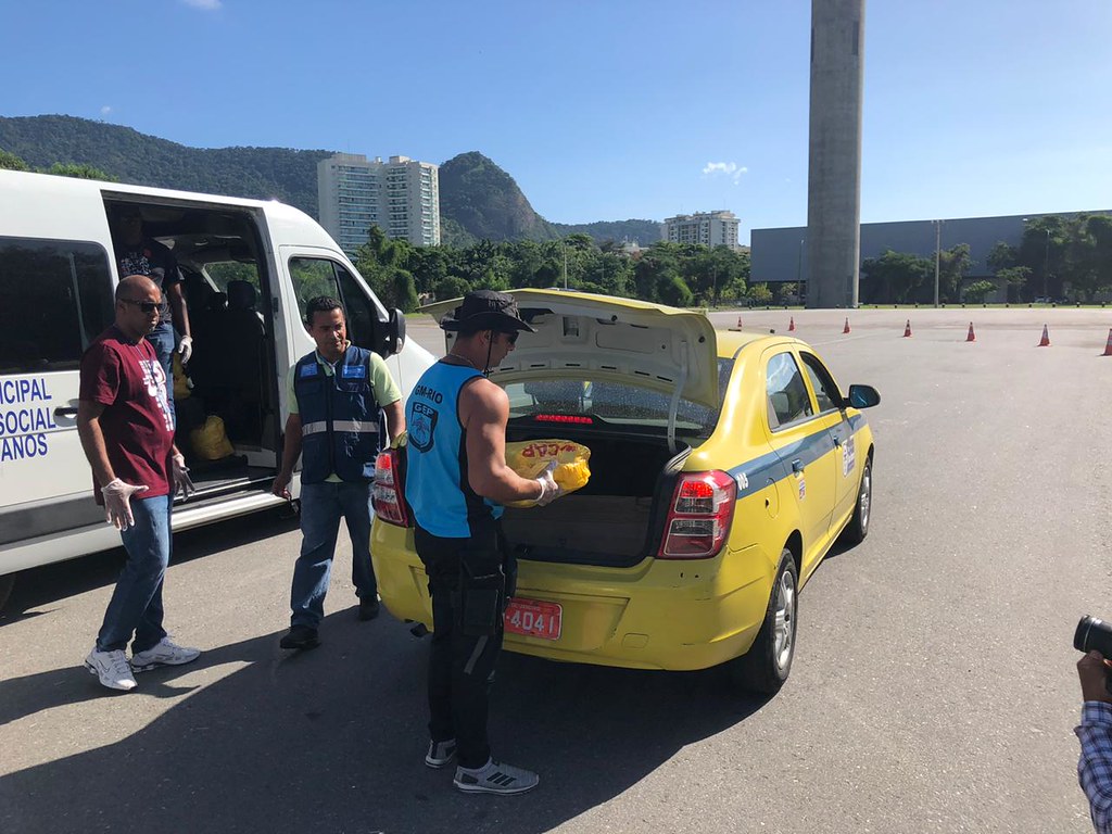 Taxista auxiliar recebe cesta básica da Prefeitura. Foto: arquivo - Prefeitura do Rio