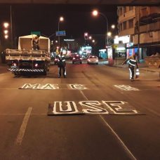 CET-Rio pinta faixa com a mensagem Use Máscara na Estrada do Galeão
