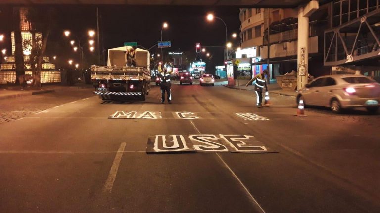 CET-Rio pinta faixa com a mensagem Use Máscara na Estrada do Galeão