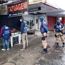 Agentes da Seop fiscalizam comércio em Campo Grande. Foto: Divulgação/Seop