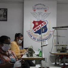 A expectativa é que sejam confeccionados no total cerca de 2 mil capotes. Foto: Divulgação / Prefeitura do Rio