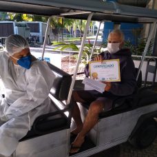 Paciente Francisco Maurício Silveira Silva venceu a Covid-19 e ganhou seu certificado. Foto: Divulgação / Prefeitura