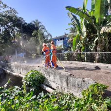 Comlurb já realizou trabalho de lavagem com água de reuso e detergente neutro em cerca de 500 comunidades de todas as regiões da cidade. Foto: Divulgação/ Comlurb