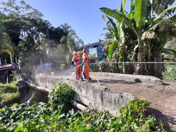 Comlurb já realizou trabalho de lavagem com água de reuso e detergente neutro em cerca de 500 comunidades de todas as regiões da cidade. Foto: Divulgação/ Comlurb