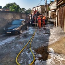 Comlurb já realizou trabalho de lavagem com água de reuso e detergente neutro em 477 comunidades de todas as regiões da cidade. Foto: Divulgação / Prefeitura do Rio
