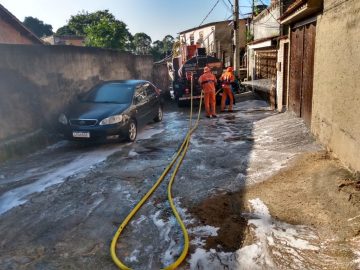 Comlurb já realizou trabalho de lavagem com água de reuso e detergente neutro em 477 comunidades de todas as regiões da cidade. Foto: Divulgação / Prefeitura do Rio