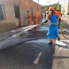 Funcionários da Comlurb em ação para higienizar comunidades contra o novocoronavírus. Foto: divulgação