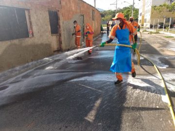 Funcionários da Comlurb em ação para higienizar comunidades contra o novocoronavírus. Foto: divulgação