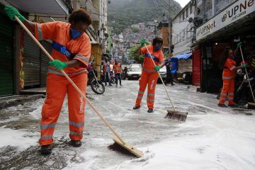 Durante este período de pandemia, garis têm feito trabalho de higienização nas comunidades. Foto: Marcos de Paula / Prefeitura do Rio