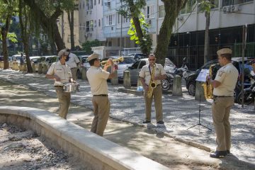 Com boa música, GM leva descontração aos moradores doRio que cumprem o isolamento social em casa. Foto: Marco Antônio Rezende / Prefeitura do Rio