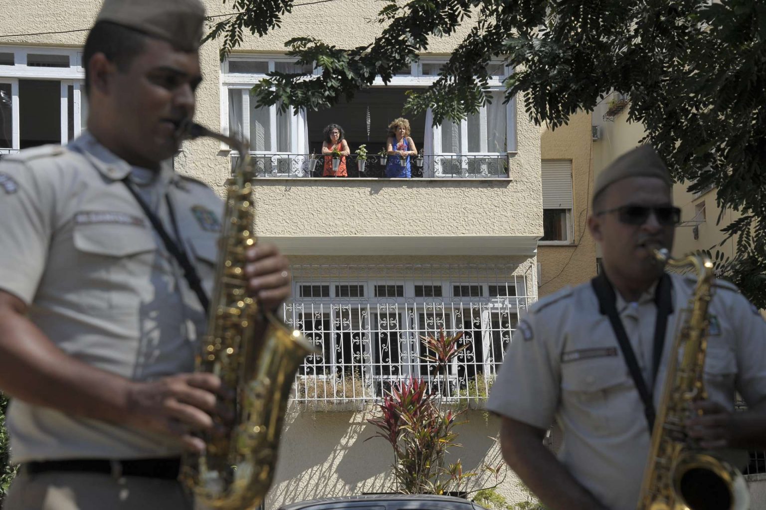 Música e alegria no confinamento: Guarda Municipal homenageia Aldir Blanc. Foto: Marco Antônio Rezende / Prefeitura do Rio