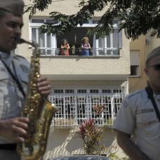 Música e alegria no confinamento: Guarda Municipal homenageia Aldir Blanc. Foto: Marco Antônio Rezende / Prefeitura do Rio