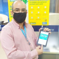 Alexandre Ribeiro, coordenador de suporte da IplanRio, mostra um dos tablets doados pela L´Oréal Brasil. Foto: Divulgação/ IplanRio