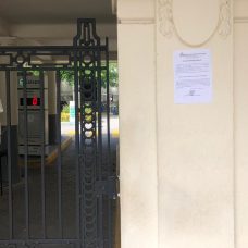 Na portaria do Jockey Club Brasileiro, o edital de interdição coercitiva afixado. Foto: divulgação / SMF