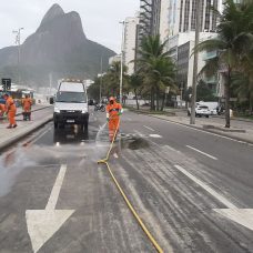 Comlurb utilizou 90 garis para recolocar areia levada por forte ressaca. Foto: Divulgação / Prefeitura do Rio