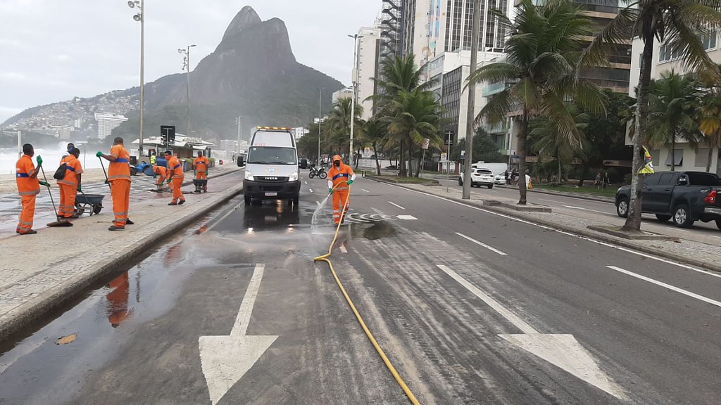 Comlurb utilizou 90 garis para recolocar areia levada por forte ressaca. Foto: Divulgação / Prefeitura do Rio