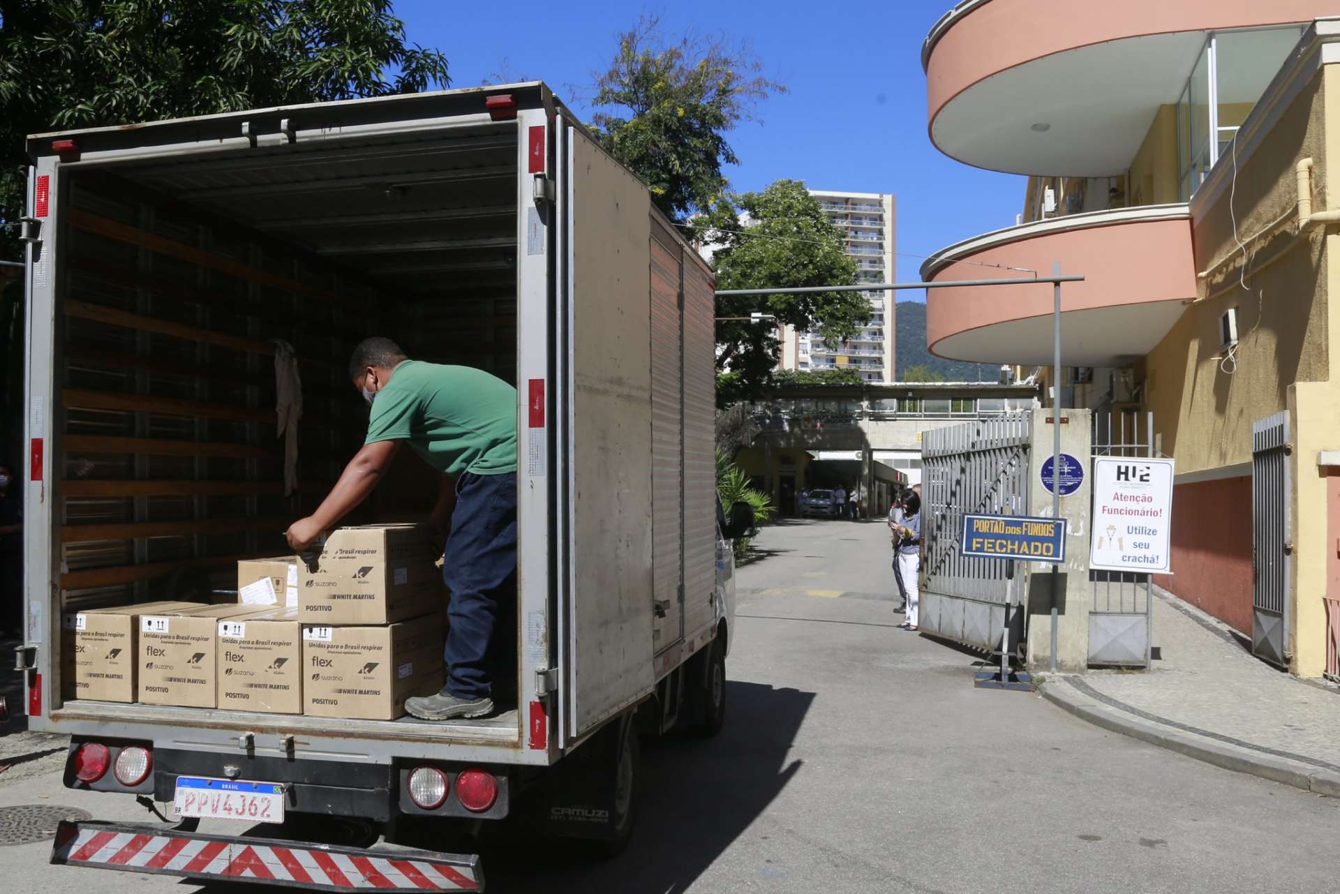 Respiradores cedidos pela Prefeitura chegaram nesta quinta-feira (21/05) ao Hospital Universitário Pedro Ernesto (HUPE). Foto: Marcos de Paula / Prefeitura do Rio