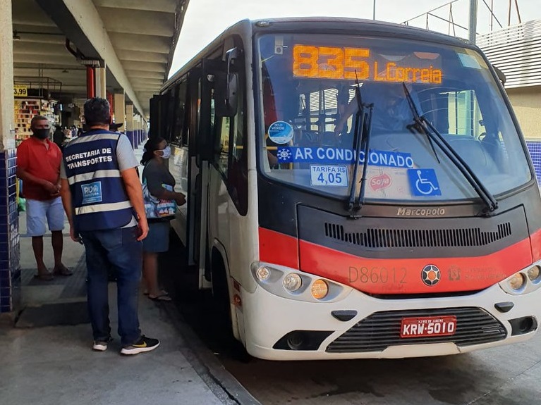 Fiscais flagraram coletivos com lotação e frota reduzida. Foto: Divulgação SMTR / Prefeitura do Rio