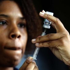 Vacina contra gripe é oferecida a caminhoneiros, em parceria do Município com o Detran. Foto: Marcos de Paula / Prefeitura do Rio