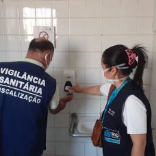 Entre as medidas de prevenção à Covid-19, técnicos da Vigilância Sanitária orientaram sobre a higiene de superfícies e o uso de EPIs e álcool em gel. Foto: Divulgação / Prefeitura do Rio