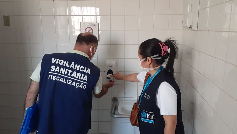 Entre as medidas de prevenção à Covid-19, técnicos da Vigilância Sanitária orientaram sobre a higiene de superfícies e o uso de EPIs e álcool em gel. Foto: Divulgação / Prefeitura do Rio