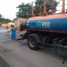 Comlurb higieniza comunidades