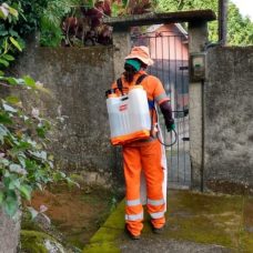 Higienização com pulverizador na Fazendinha, no Alto da Boa Vista. Foto Divulgação / Comlurb
