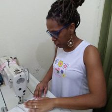 Moradora do Complexo do Alemão, Cleide Pereira Félix da Lapa já ajudou 13 famílias com cestas básica. Foto: Divulgação / Prefeitura do Rio