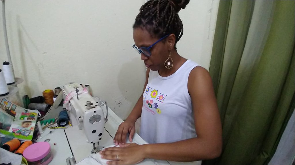 Moradora do Complexo do Alemão, Cleide Pereira Félix da Lapa já ajudou 13 famílias com cestas básica. Foto: Divulgação / Prefeitura do Rio