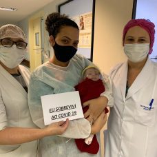 Julia voltou finalmente para casa ontem sob aplausos das equipes da Maternidade Fernando Magalhães. Foto: Divulgação / Prefeitura do Rio