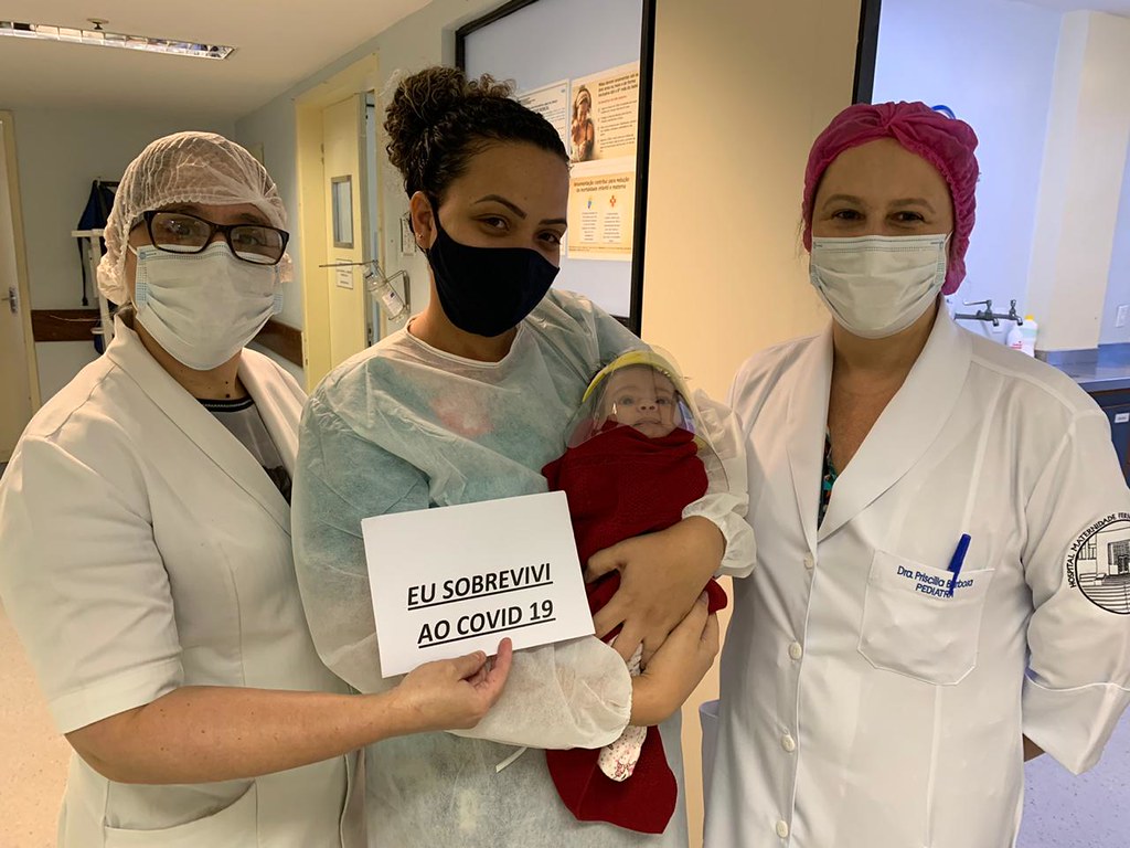 Julia voltou finalmente para casa ontem sob aplausos das equipes da Maternidade Fernando Magalhães. Foto: Divulgação / Prefeitura do Rio