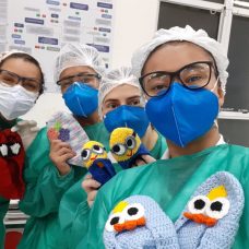 Pacientes internados recebem sapatilhas de crochê e muito carinho. Foto: Divulgação / Prefeitura do Rio