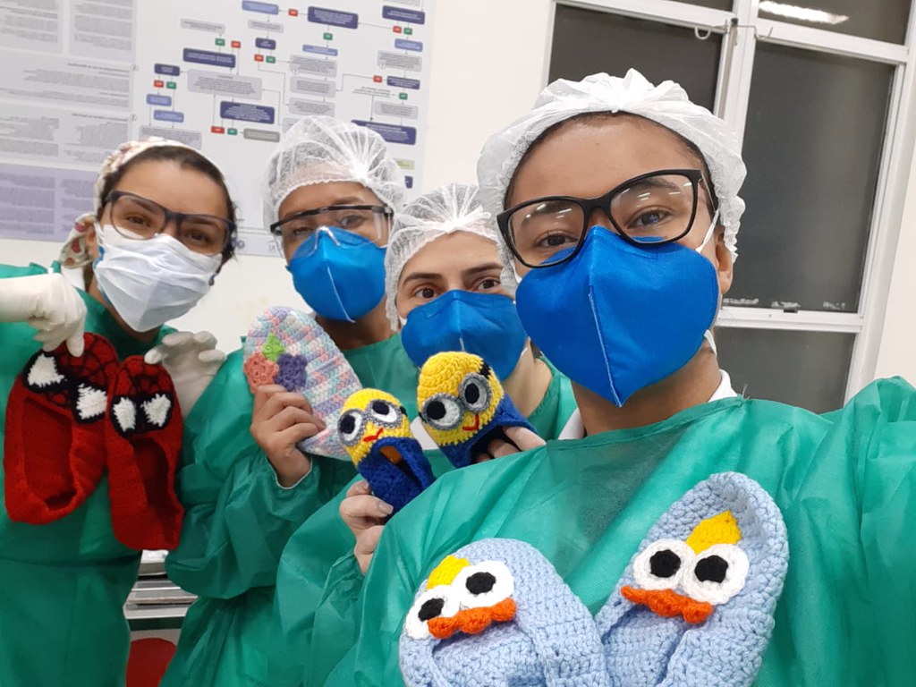 Pacientes internados recebem sapatilhas de crochê e muito carinho. Foto: Divulgação / Prefeitura do Rio