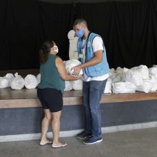 Os músicos estão respeitando as determinações de isolamento social porque sabem que o trabalho deles sempre gera aglomeração. Foto: Mariana Ramos / Prefeitura do Rio