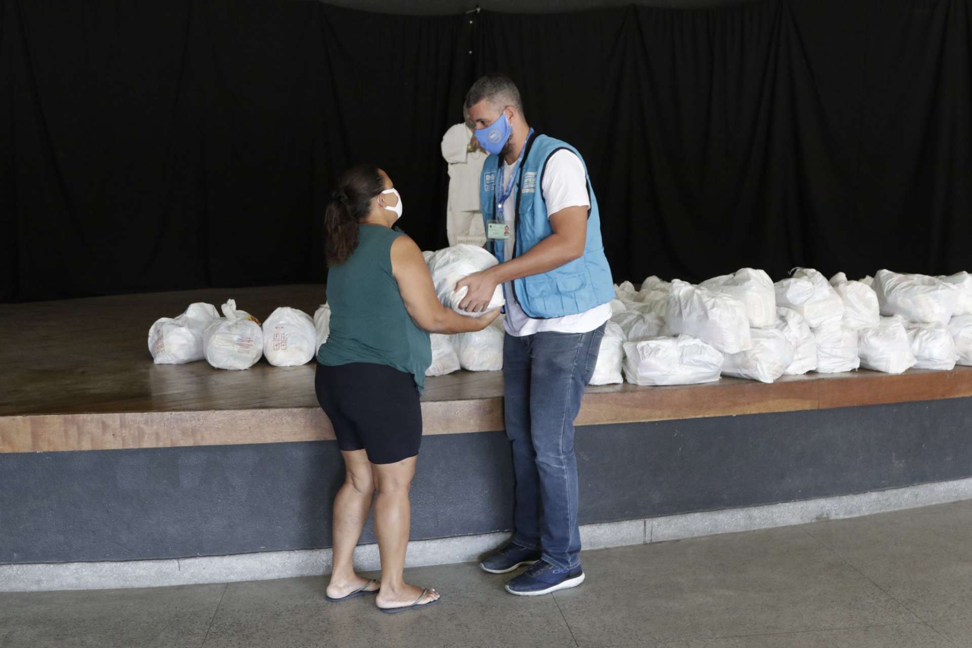 Os músicos estão respeitando as determinações de isolamento social porque sabem que o trabalho deles sempre gera aglomeração. Foto: Mariana Ramos / Prefeitura do Rio