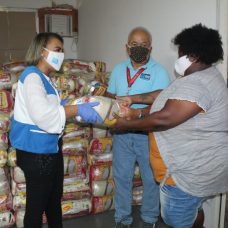 Jogador Fred doou 1300 cestas básicas para a comunidade. Foto: Divulgação / Prefeitura do Rio