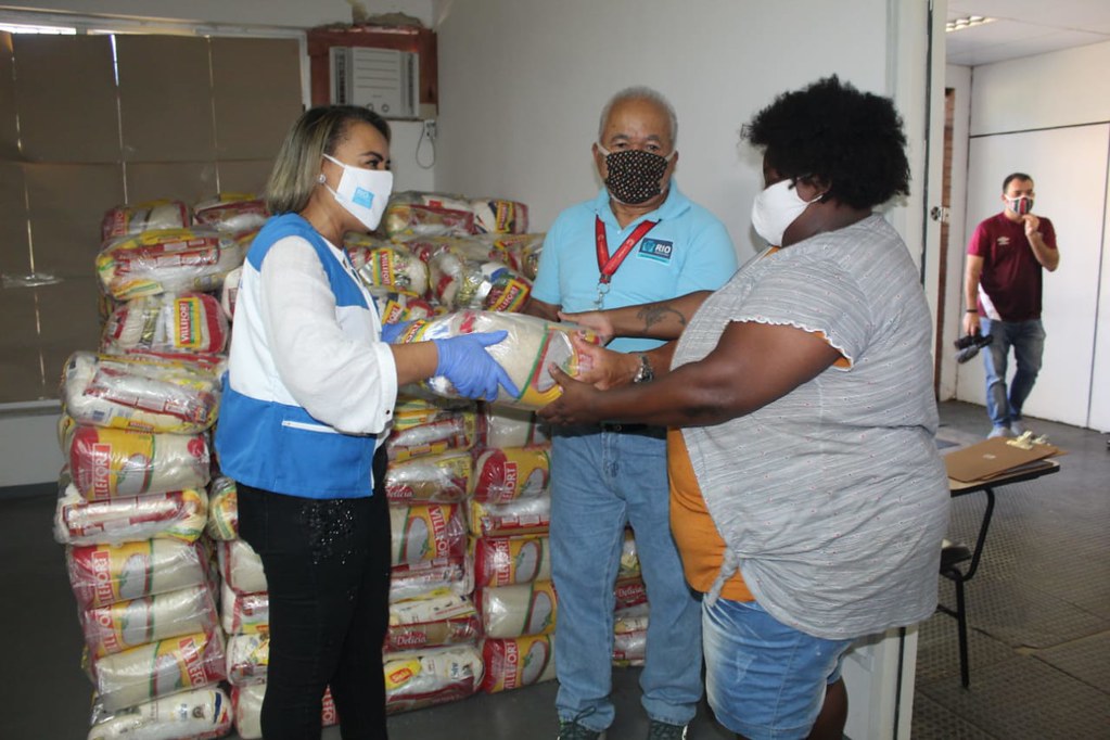 Jogador Fred doou 1300 cestas básicas para a comunidade. Foto: Divulgação / Prefeitura do Rio