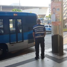 Maioria das irregularidades é por lotação dos veículos. Só nesta quarta-feira foram 75 autuações. Foto: Divulgação / Prefeitura do Rio