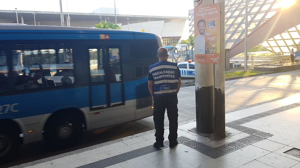 Maioria das irregularidades é por lotação dos veículos. Só nesta quarta-feira foram 75 autuações. Foto: Divulgação / Prefeitura do Rio