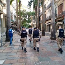 Força-tarefa vai ao local para impedir o funcionamento de lojas não essenciais, a presença de ambulantes irregulares e evitar aglomerações. Foto: Divulgação / Prefeitura do Rio