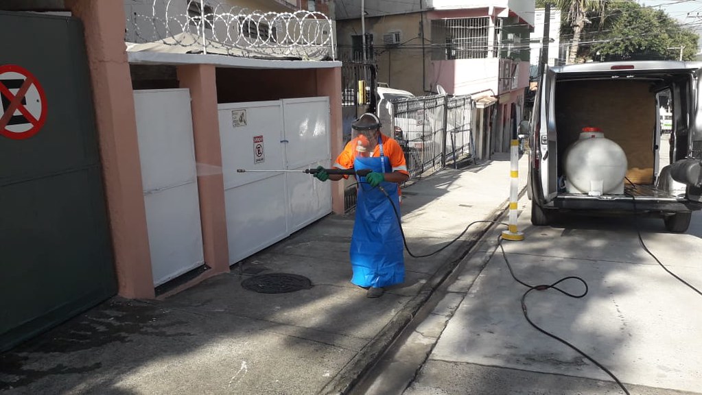 Comlurb já realizou trabalho de lavagem com água de reuso e detergente neutro e hipoclorito em todas as 633 comunidades da cidade