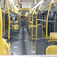 Medida visa orientar usuários sobre a posição recomendada pelos órgãos de saúde ao viajar em pé