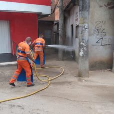 Comlurb já realizou trabalho de lavagem com água de reuso e detergente neutro e hipoclorito em todas as 633 comunidades da cidade.