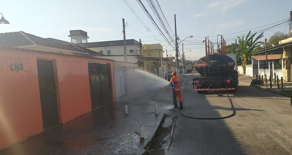 Comlurb já realizou trabalho de lavagem com água de reuso e detergente neutro e hipoclorito em todas as 633 comunidades da cidade