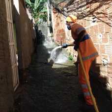Comlurb já realizou trabalho de lavagem com água de reuso e detergente neutro e hipoclorito em todas as 633 comunidades da cidade