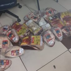 Agentes foram abordados por seguranças do supermercado que flagraram o furto