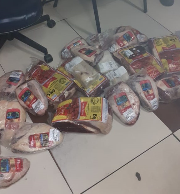 Agentes foram abordados por seguranças do supermercado que flagraram o furto