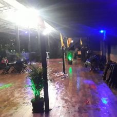 Fiscais da Vigilância Sanitária flagram aglomeração e música ao vivo em estabelecimento da Glória. Já em Parada de Lucas, equipe encontrou pizzaria clandestina em péssimas condições higiênico-sanitárias