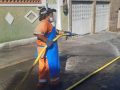 Comlurb já realizou trabalho de lavagem com água de reuso e detergente neutro e hipoclorito em todas as 633 comunidades da cidade. Crédito: Divulgação/Comlurb