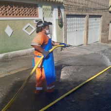 Comlurb já realizou trabalho de lavagem com água de reuso e detergente neutro e hipoclorito em todas as 633 comunidades da cidade. Crédito: Divulgação/Comlurb